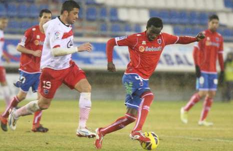 El nigeriano Sunny se lleva un balón ante un jugador de la SD Huesca. Fuente: Marca.com
